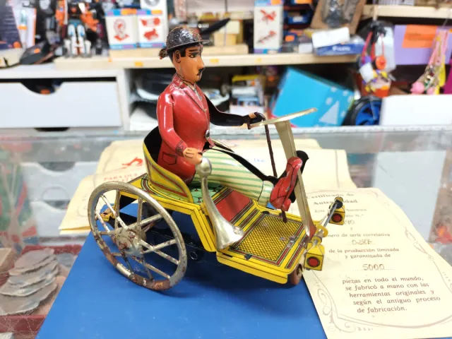 Macchina di latta Paya 990 con figura di Chaplin certificata