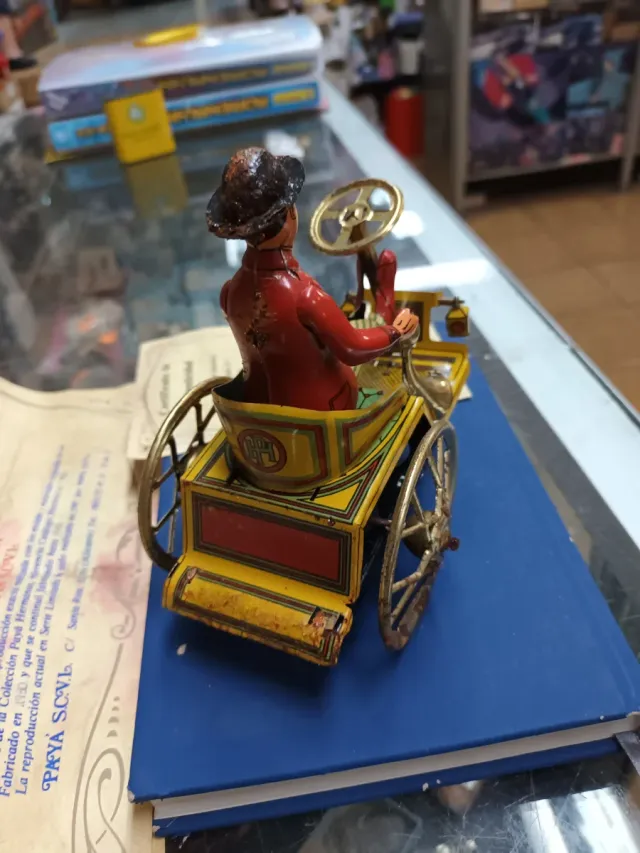 Macchina di latta Paya 990 con figura di Chaplin certificata