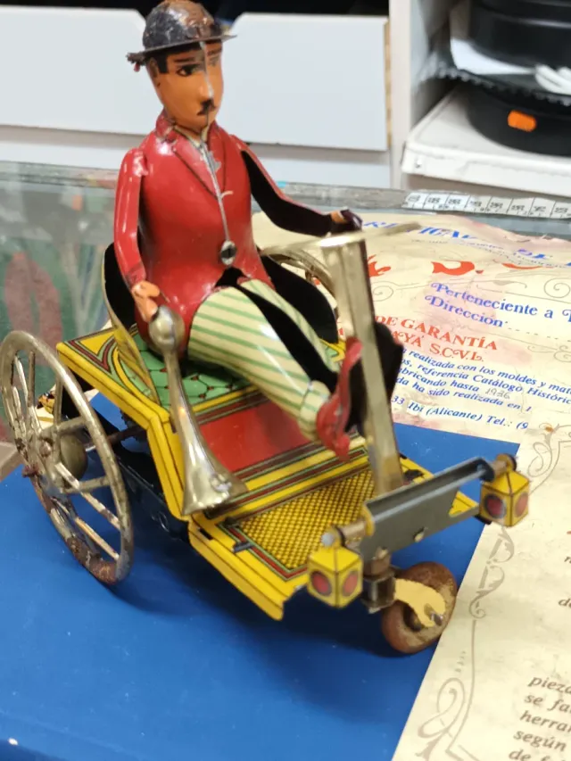 Macchina di latta Paya 990 con figura di Chaplin certificata