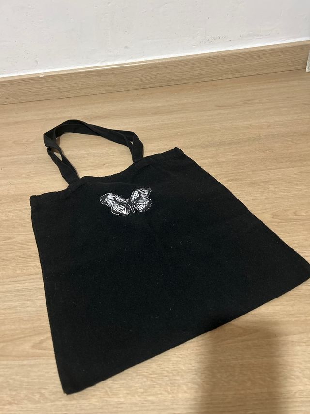 Bolso negro con mariposa