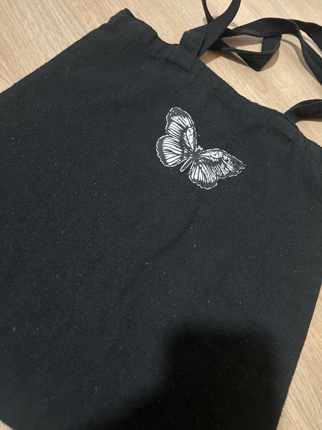 Bolso negro con mariposa