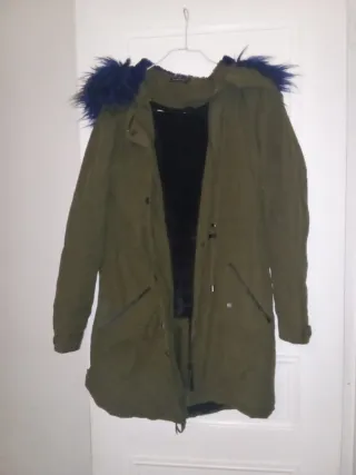 Parka Stradivarius verde con capucha