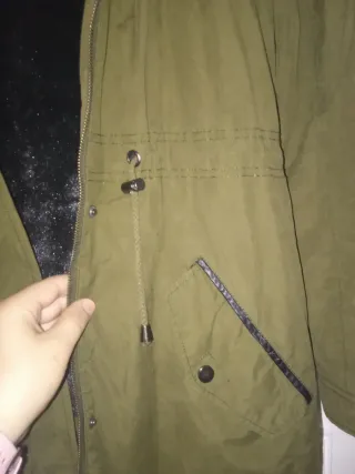 Parka Stradivarius verde con capucha