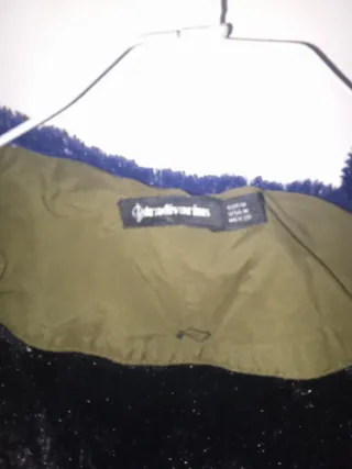 Parka Stradivarius verde con capucha