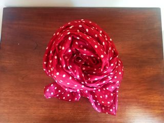 Fular seda rojo lunares