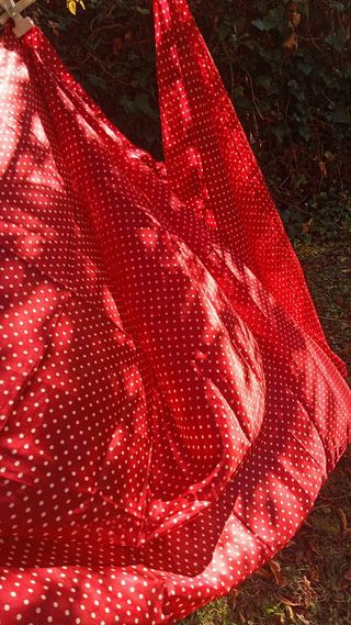 Fular seda rojo lunares