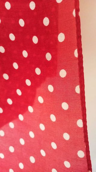 Fular seda rojo lunares