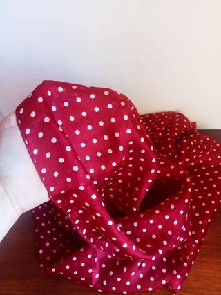 Fular seda rojo lunares