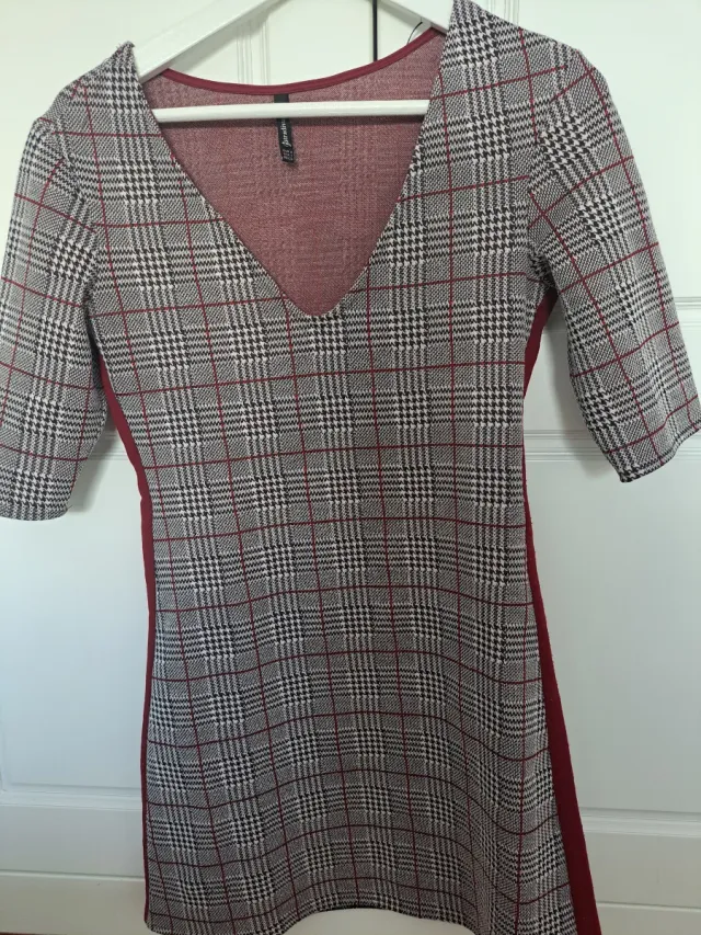 Vestido de cuadros gris y granate