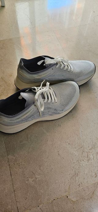 Zapatillas Oysho grises y blancas