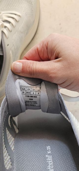 Zapatillas Oysho grises y blancas