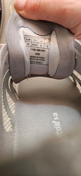 Zapatillas Oysho grises y blancas