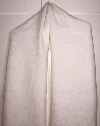 Bufanda blanca de lana y lentejuelas, Zara