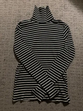 Jersey cuello alto rayas blanco y negro