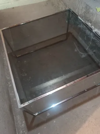 Tavolo da centro in metallo e cristallo