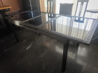 Mesa de jardín de ratán y vidreo negro.extensible