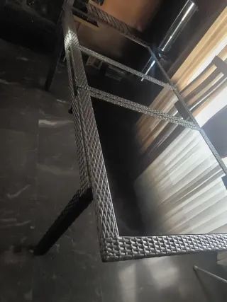 Mesa de jardín de ratán y vidreo negro.extensible
