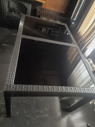 Mesa de jardín de ratán y vidreo negro.extensible
