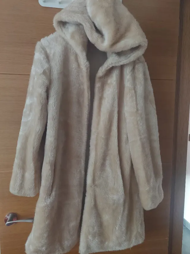 Abrigo mujer beige con capucha