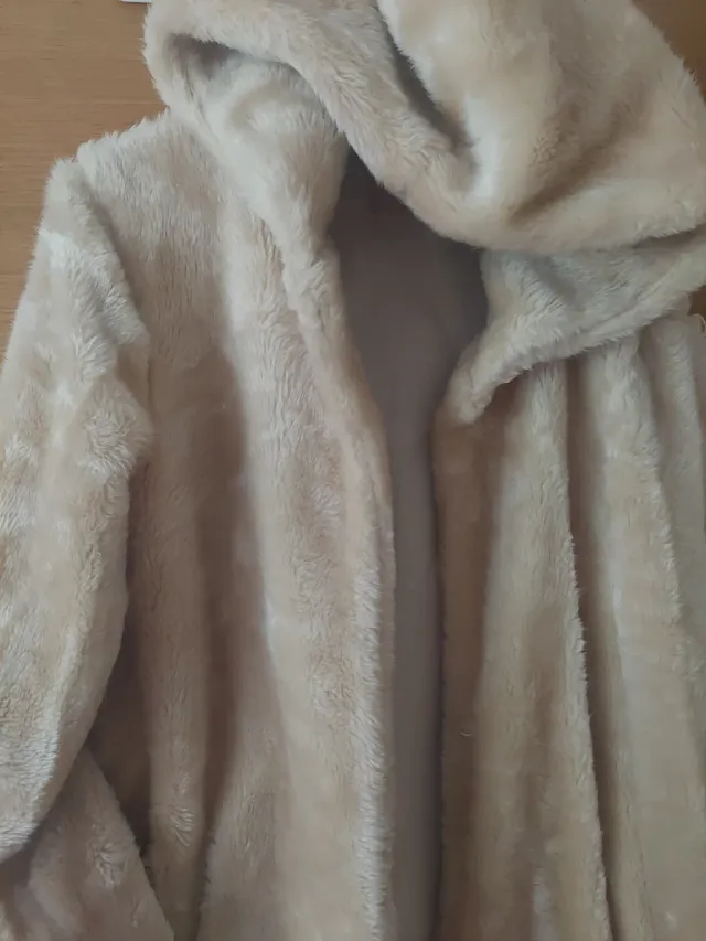 Abrigo mujer beige con capucha