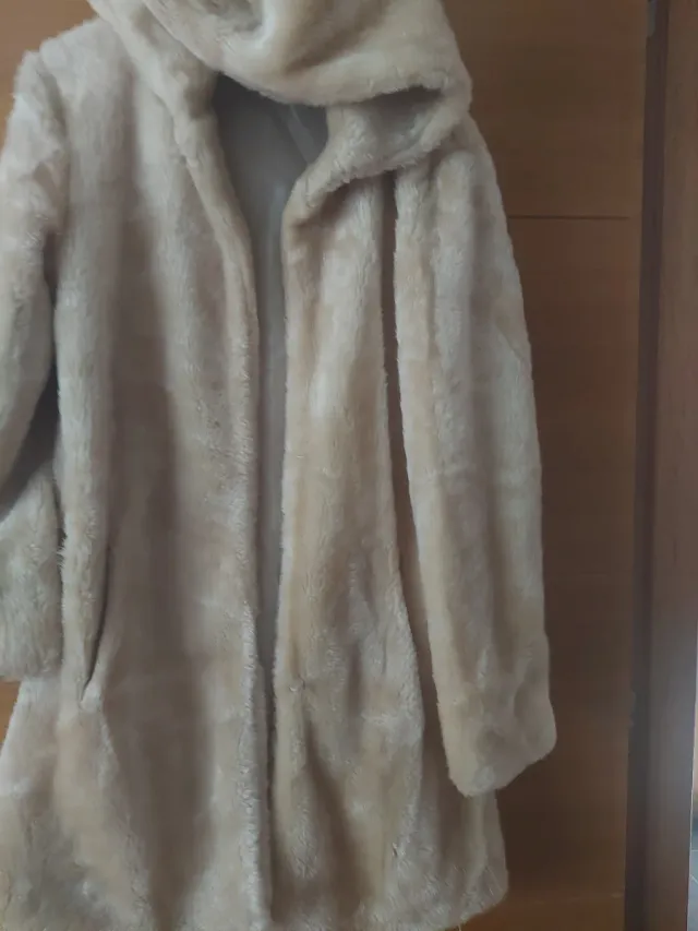 Abrigo mujer beige con capucha