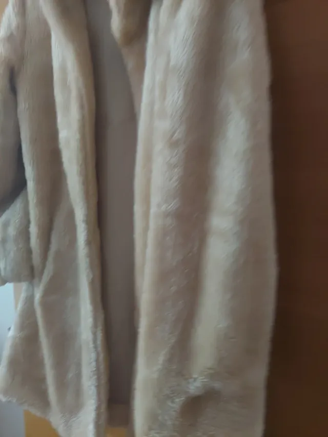 Abrigo mujer beige con capucha