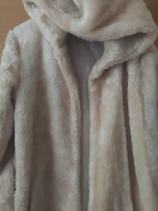 Abrigo mujer beige con capucha