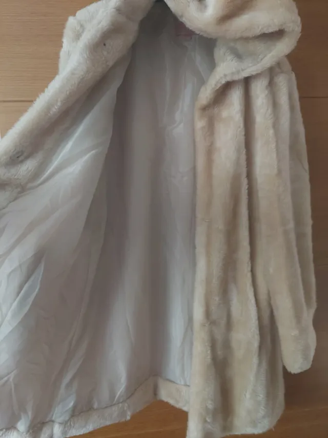 Abrigo mujer beige con capucha