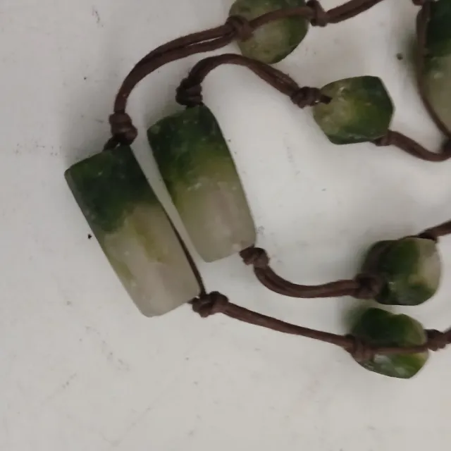Collare prezioso in giada con cordino