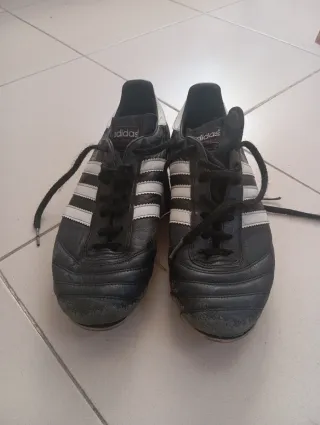 Zapatos de fútbol Adidas negros y blancos