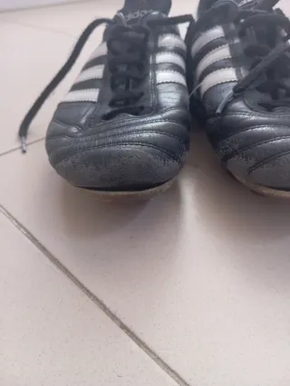 Zapatos de fútbol Adidas negros y blancos