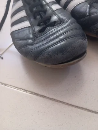 Zapatos de fútbol Adidas negros y blancos