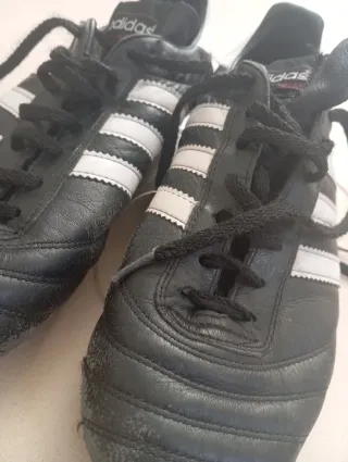 Zapatos de fútbol Adidas negros y blancos