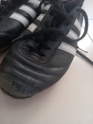 Zapatos de fútbol Adidas negros y blancos