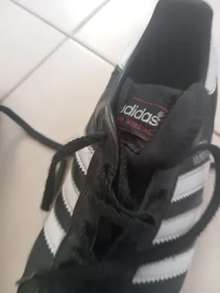 Zapatos de fútbol Adidas negros y blancos