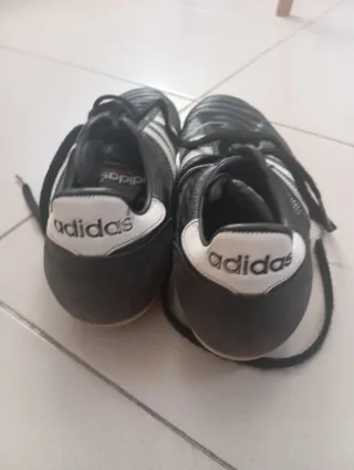 Zapatos de fútbol Adidas negros y blancos