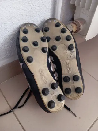 Zapatos de fútbol Adidas negros y blancos