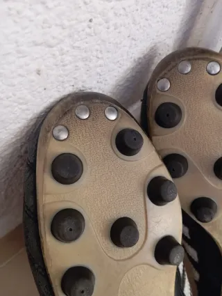 Zapatos de fútbol Adidas negros y blancos