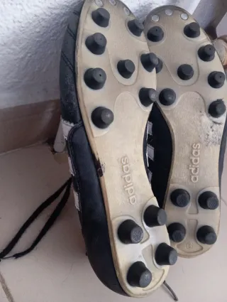 Zapatos de fútbol Adidas negros y blancos