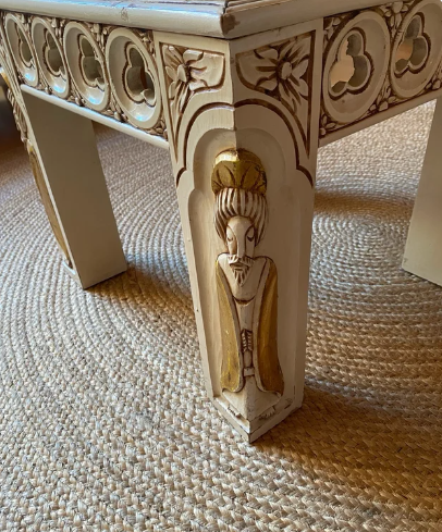 Mesa auxiliar mármol gótico crema y oro