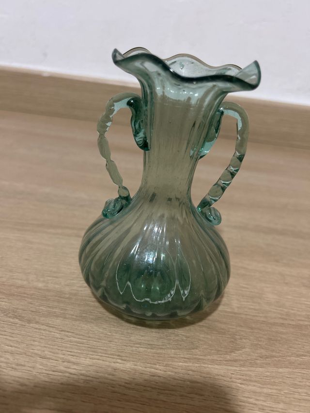 Jarrón de cristal verde con asas