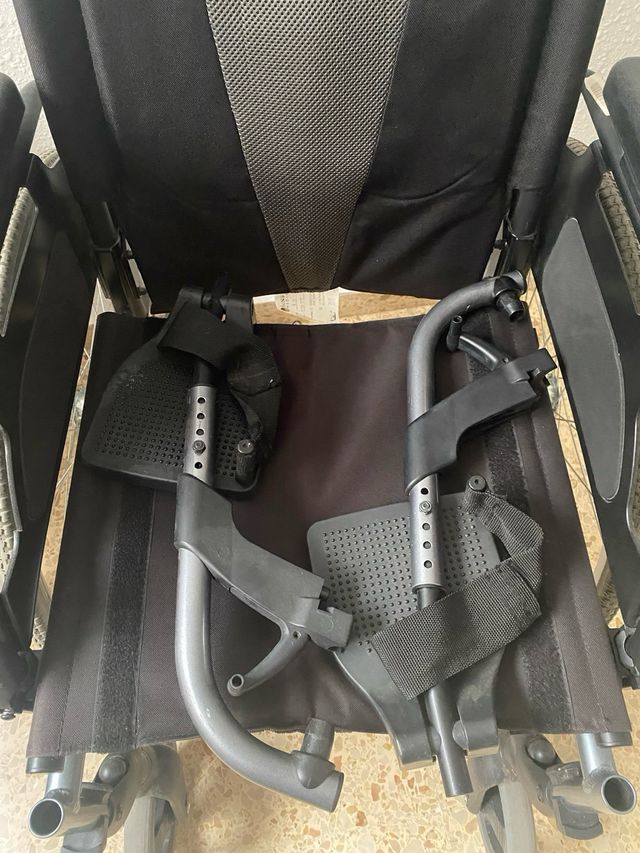Silla de ruedas con reposapiés.
