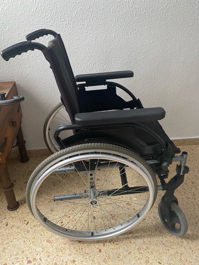 Silla de ruedas con reposapiés.