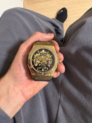 Reloj Skyline Esqueleto Dorado Negro