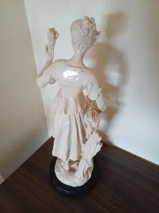 Figura vintage dama con cesta