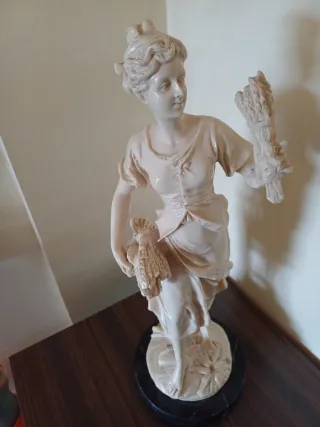 Figura vintage dama con cesta