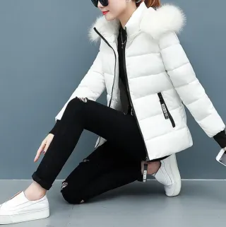 Abrigo de invierno blanco con capucha