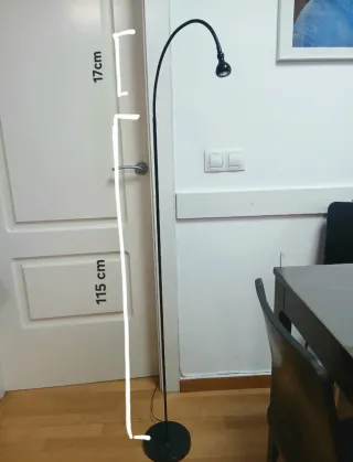 Lámpara de pie negra de Ikea flexible