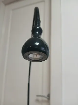 Lámpara de pie negra de Ikea flexible