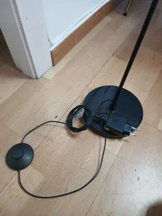 Lámpara de pie negra de Ikea flexible